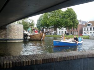 Nysa is ook meegelift, die komt een stuk makkelijker onder de bruggen door